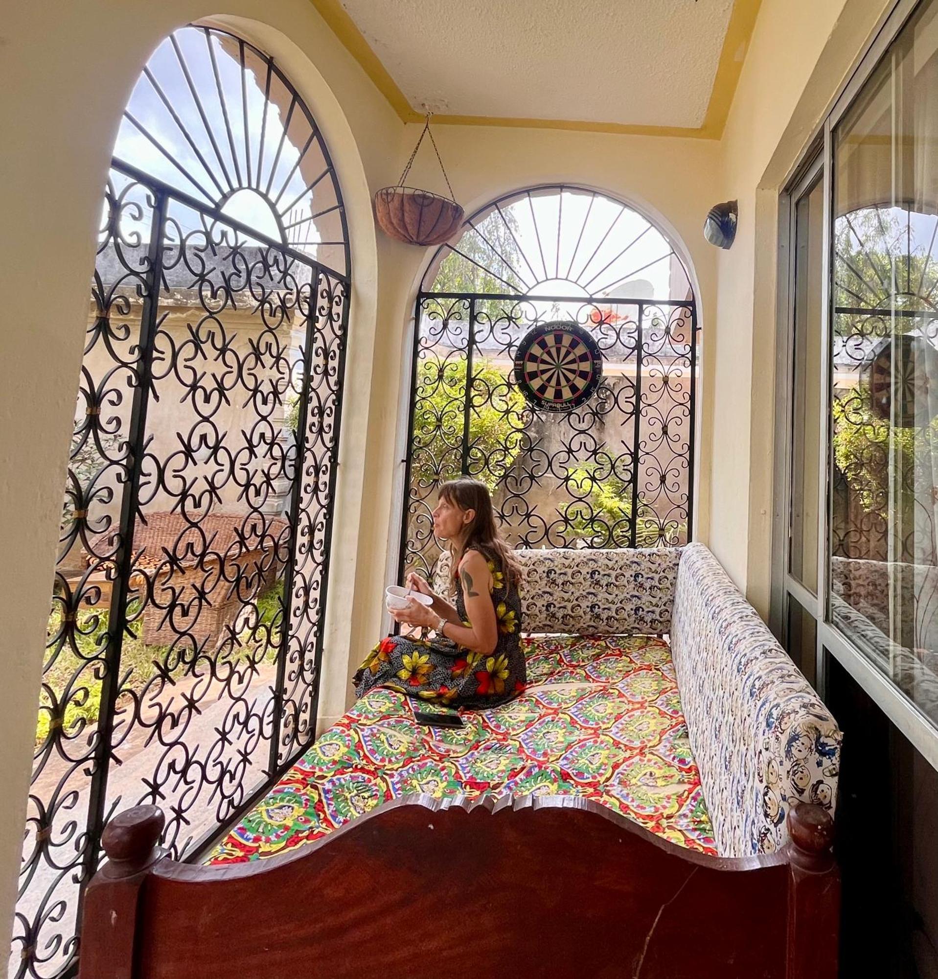 Akogo House - Bnb , Hostel, Backpackers & Volunteer Center Момбаса Екстериор снимка