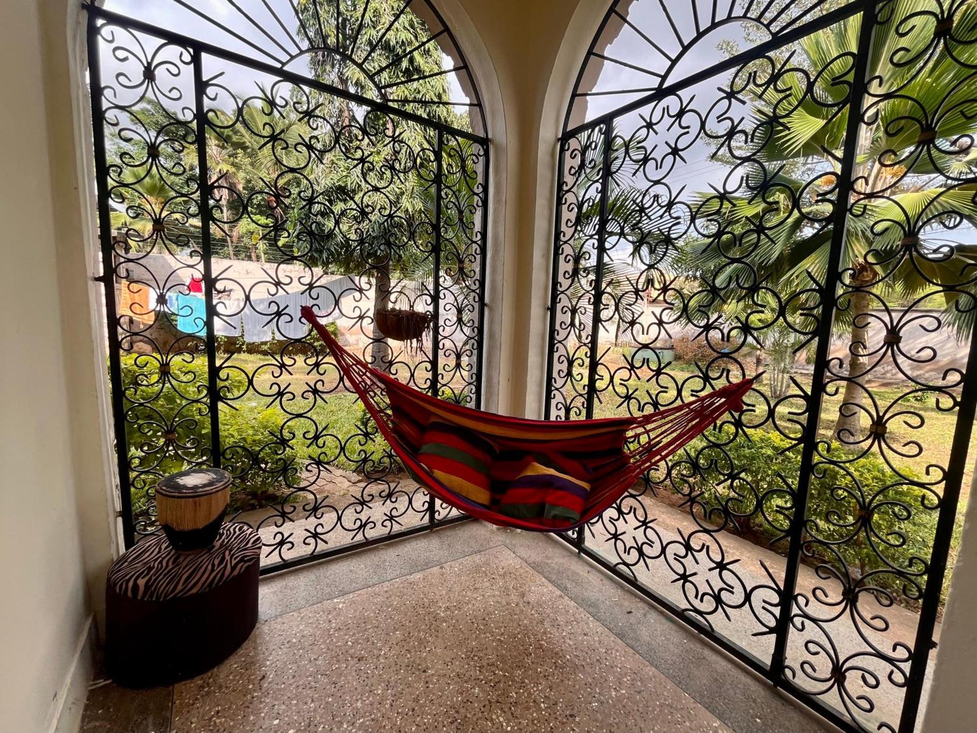 Akogo House - Bnb , Hostel, Backpackers & Volunteer Center Момбаса Екстериор снимка