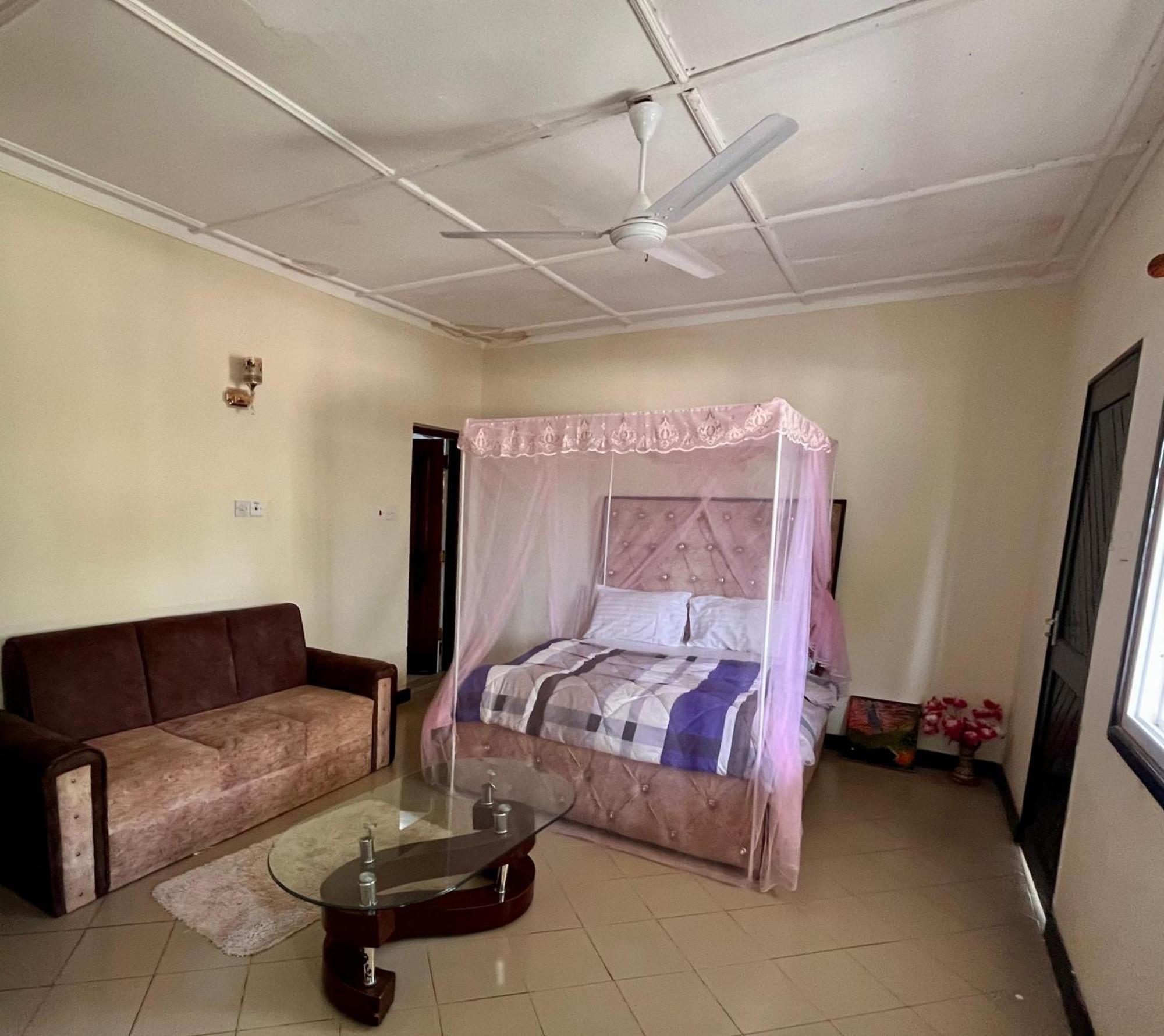 Akogo House - Bnb , Hostel, Backpackers & Volunteer Center Момбаса Екстериор снимка