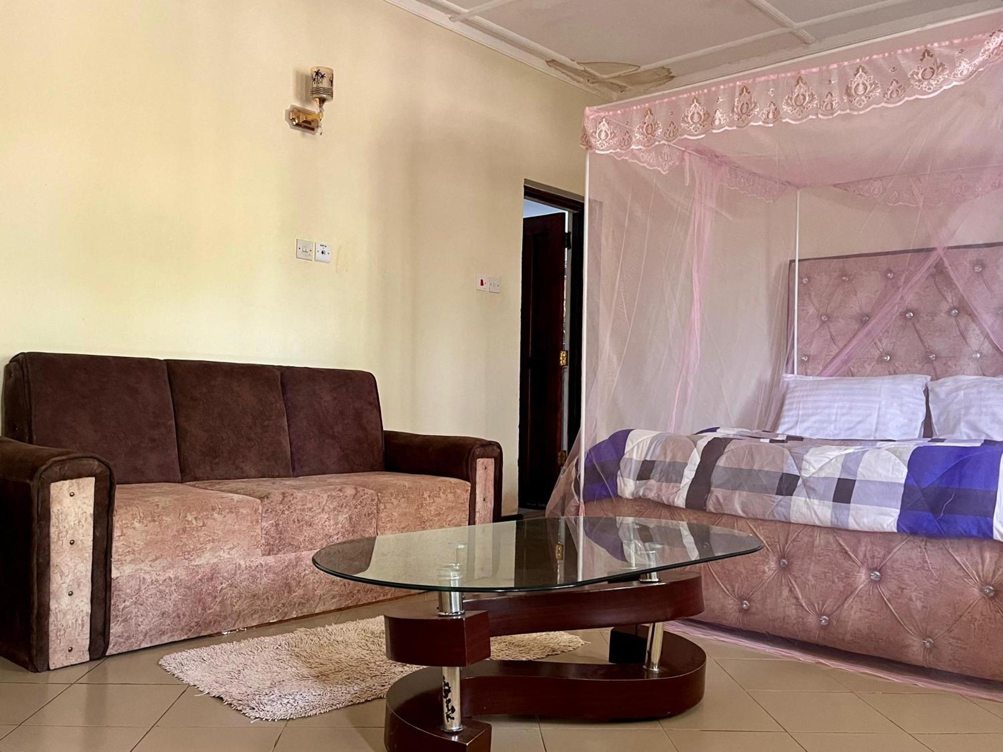 Akogo House - Bnb , Hostel, Backpackers & Volunteer Center Момбаса Екстериор снимка