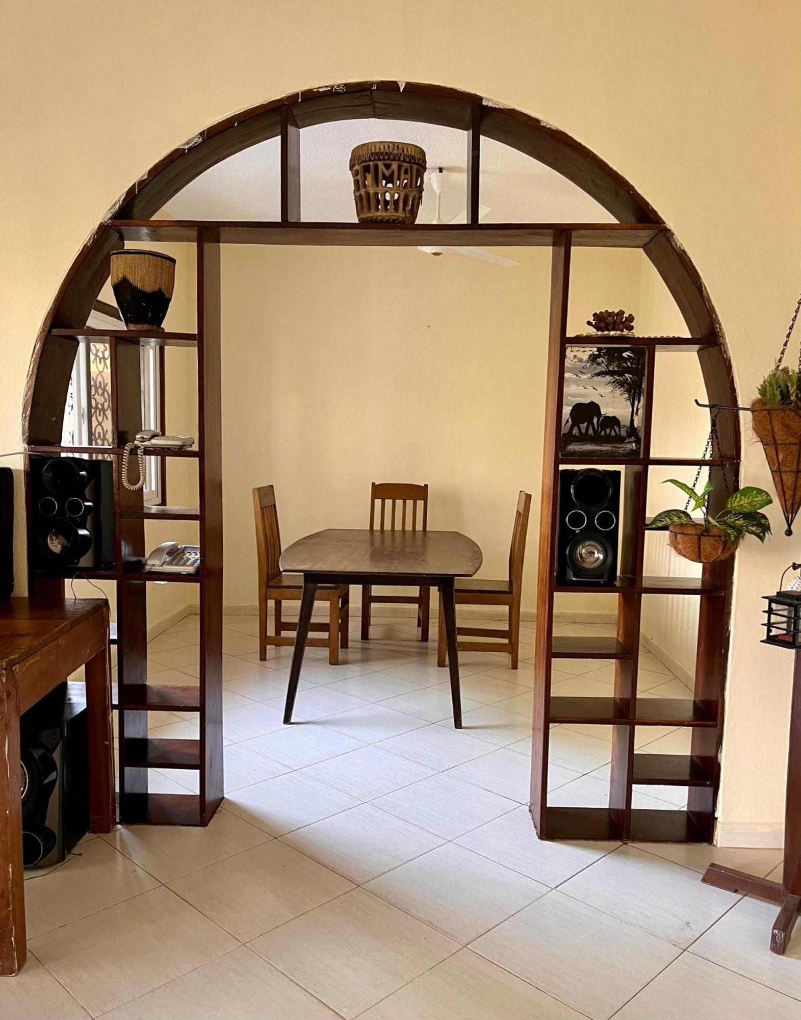 Akogo House - Bnb , Hostel, Backpackers & Volunteer Center Момбаса Екстериор снимка