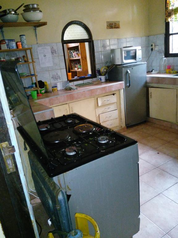 Akogo House - Bnb , Hostel, Backpackers & Volunteer Center Момбаса Екстериор снимка