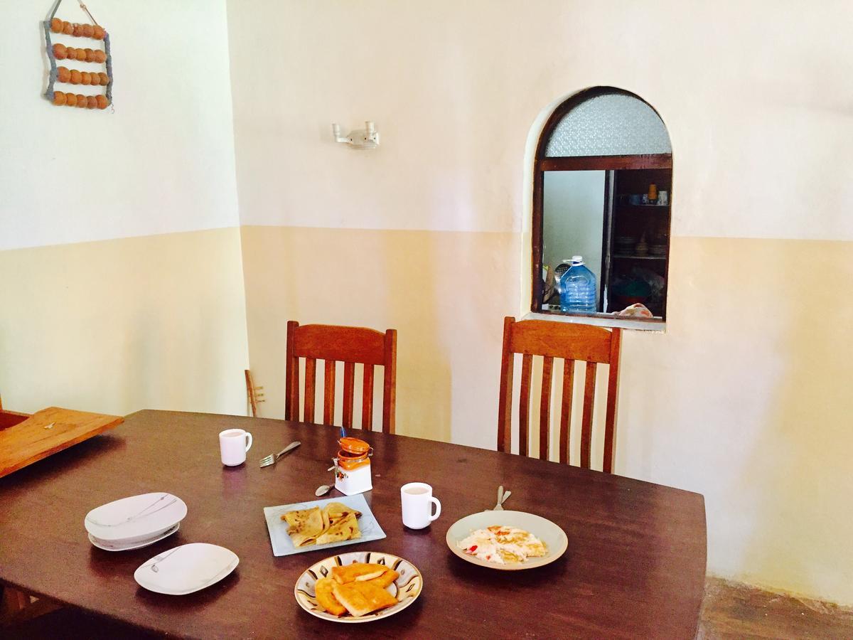 Akogo House - Bnb , Hostel, Backpackers & Volunteer Center Момбаса Екстериор снимка