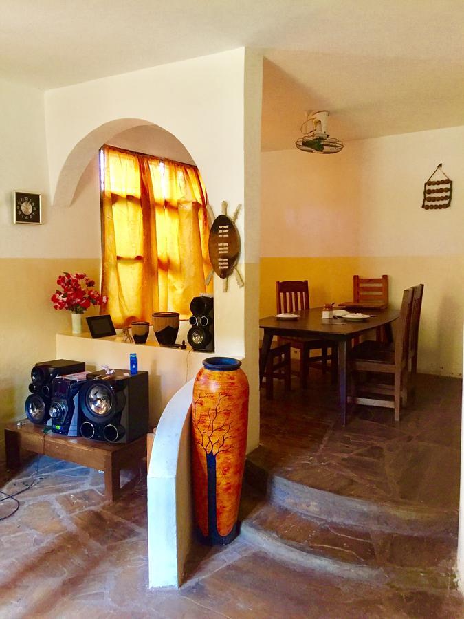 Akogo House - Bnb , Hostel, Backpackers & Volunteer Center Момбаса Екстериор снимка