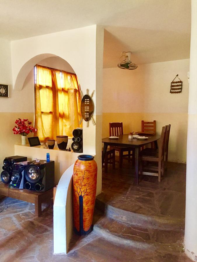 Akogo House - Bnb , Hostel, Backpackers & Volunteer Center Момбаса Екстериор снимка
